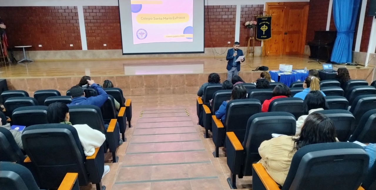 Los apoderados/as del colegio se reúnen para la primera reunión del centro de padres